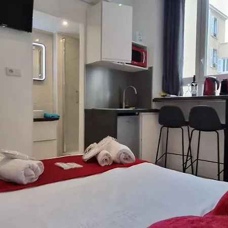 4 Dans Le Meme Immeuble * Cannes