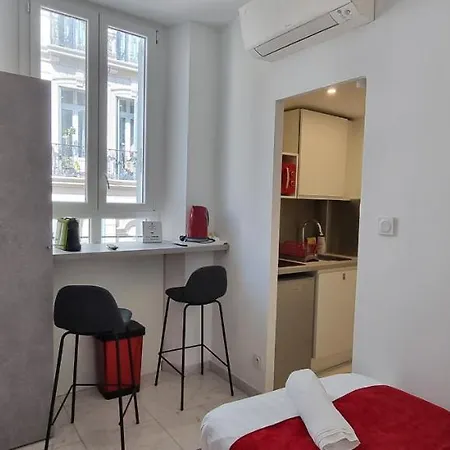 4 Dans Le Meme Immeuble Cannes