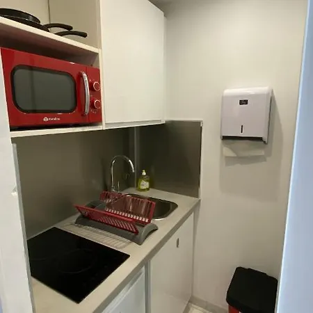 4 Dans Le Meme Immeuble * Cannes